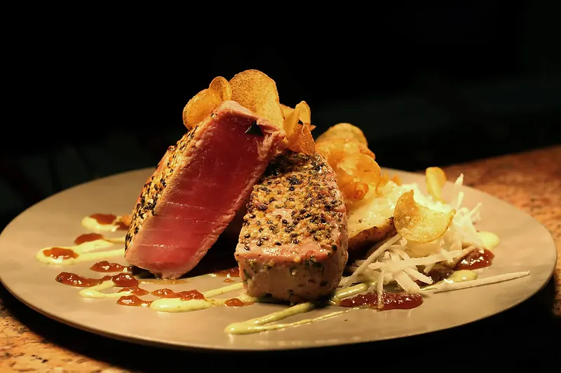 Seared tuna with crisp chips